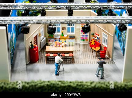 Hambourg, Allemagne. 10th mai 2023. Vue sur une exposition spéciale organisée pour célébrer le 50th anniversaire de la rue Sesame avec les personnages Ernie (arrière l) et Bert à Miniaturwunderland. Credit: Daniel Bockwoldt/dpa/Alay Live News Banque D'Images