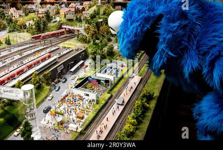 Hambourg, Allemagne. 10th mai 2023. Une personne habillée comme cookie Monster regarde une exposition spéciale organisée pour le 50th anniversaire de Sesame Street à Miniaturwunderland. Credit: Daniel Bockwoldt/dpa/Alay Live News Banque D'Images