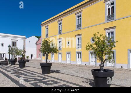 Cascais, Portugal-octobre 2022 ; vue à angle bas sur la cour du musée du palais de la Citadelle de Cascais à l'intérieur de la Citadelle de Cascais avec des œuvres d'art Banque D'Images