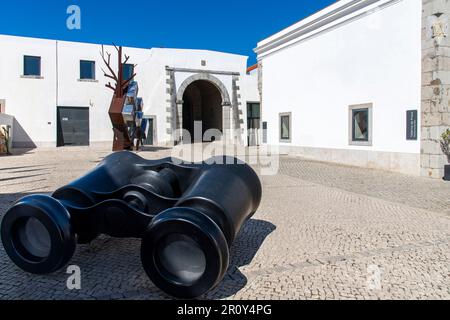 Cascais, Portugal-octobre 2022 ; vue à angle bas sur la cour du musée du palais de la Citadelle de Cascais à l'intérieur de la Citadelle de Cascais Banque D'Images