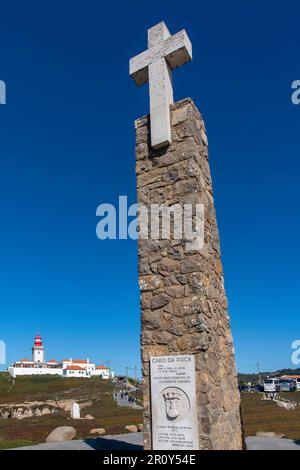 Cascais, Portugal-octobre 2022 ; vue rapprochée du monument Cabo da Roca comme point le plus à l'ouest de l'Europe continentale avec le phare de Cabo Raso Banque D'Images