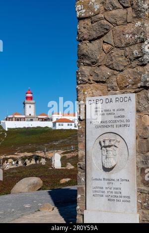 Cascais, Portugal-octobre 2022 ; vue rapprochée de la plaque sur le monument Cabo da Roca le point le plus à l'ouest de l'Europe continentale avec le phare de Cabo Raso Banque D'Images