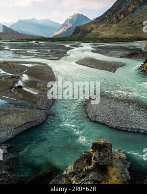 Vue sur le fleuve Spiti pendant la saison sèche flanquée par l'Himalaya au coucher du soleil près de Kaza, Himachal Pradesh, Inde. Banque D'Images