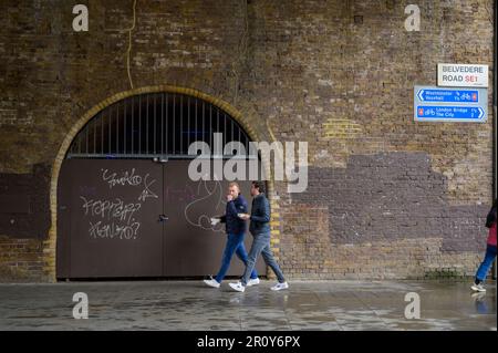 LONDRES - 21 avril 2023 : découvrez les joyaux cachés de la route Belvedere et les environs dynamiques de la gare de Waterloo, pendant que deux hommes s'engagent dans un dialogue Banque D'Images