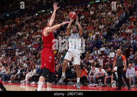 Italie. 7th mai 2023. Italie, Milan, mai 7 2023: Gerald Robinson (garde de Sassari) monte pour 3 points tournés dans le 3rd trimestre pendant le match de basket-ball EA7 Emporio Armani Milan vs Dinamo Sassari, LBA 2022-2023 day30 (Credit image: © Fabrizio Andrea Bertani/Pacific Press via ZUMA Press Wire) USAGE ÉDITORIAL SEULEMENT! Non destiné À un usage commercial ! Banque D'Images