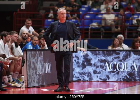 Italie. 7th mai 2023. Italie, Milan, mai 7 2023: Piero Bucchi (entraîneur-chef Sassari) dans le banc dans le 1st trimestre pendant le match de basket-ball EA7 Emporio Armani Milan vs Dinamo Sassari, LBA 2022-2023 day30 (Credit image: © Fabrizio Andrea Bertani/Pacific Press via ZUMA Press Wire) USAGE ÉDITORIAL SEULEMENT! Non destiné À un usage commercial ! Banque D'Images