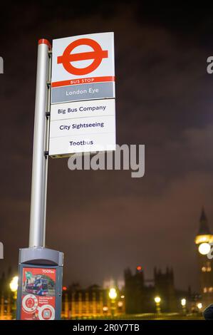 LONDRES - 21 avril 2023 : découvrez l'attraction touristique la plus célèbre de Londres avec une visite à l'arrêt de bus London Eye, offrant un accès au sommet de la ville Banque D'Images