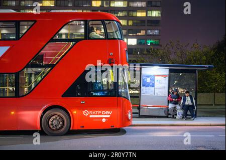 LONDRES - 21 avril 2023 : un bus londonien rouge à impériale attend à un arrêt devant l'hôpital St Thomas, une vue emblématique au cœur de la ville. Banque D'Images