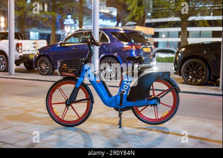 LONDRES - 21 avril 2023 : découvrez la commodité de la location de vélos électriques à Londres avec une vue sur un vélo bleu électrique stationné sur un trottoir à Banque D'Images