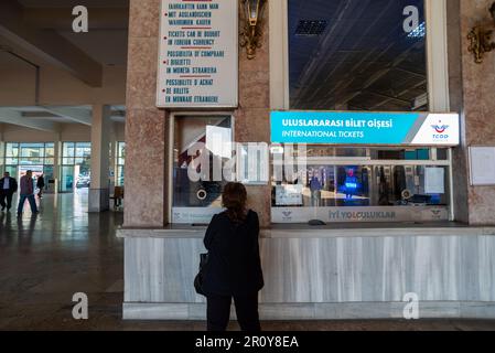 Istanbul, Turquie. 10th novembre 2022. Vue sur le comptoir de vente de billets internationaux de train turc à la gare de Sirkeci, Istanbul. (Photo de John Wreford/SOPA Images/Sipa USA) crédit: SIPA USA/Alay Live News Banque D'Images