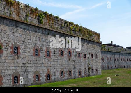 Vue sur une partie des murs extérieurs d'une ancienne fortification côtière de l'armée des États-Unis fort Adams dans le parc national de fort Adams, Newport, RI, États-Unis Banque D'Images