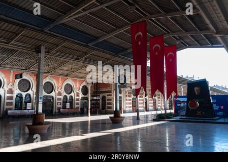 Istanbul, Turquie. 10th novembre 2022. Vue intérieure du bâtiment des chemins de fer turcs, Gare de Sirkeci, près du terminus de l'Orient Express, Istanbul. (Photo de John Wreford/SOPA Images/Sipa USA) crédit: SIPA USA/Alay Live News Banque D'Images