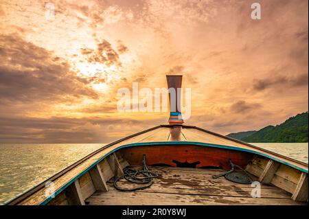 Vue depuis le long bateau à queue jusqu'au coucher de soleil spectaculaire au-dessus de l'océan. Concept de vacances exotiques dans le paradis tropical. Photo prise en Thaïlande près de Ko Banque D'Images