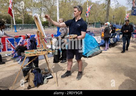 Les amateurs de famille royale campent le long du centre commercial, devant le couronnement du roi Charles III sur 06 mai 2023, Londres, Royaume-Uni Banque D'Images