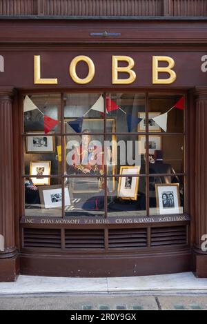 La fenêtre du roi Charles III est exposée aux cordonniers sur mesure John Lobb. Fondée en 1849, St James's, Londres, Angleterre, Royaume-Uni Banque D'Images