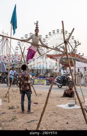 Un artiste de la ligne de jeu à la Foire de Pushkar Camel, Pushkar, Rajasthan, Inde Banque D'Images