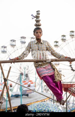 Un artiste de la ligne de jeu à la Foire de Pushkar Camel, Pushkar, Rajasthan, Inde Banque D'Images