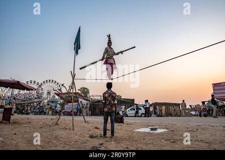 Un artiste de la ligne de jeu à la Foire de Pushkar Camel, Pushkar, Rajasthan, Inde Banque D'Images