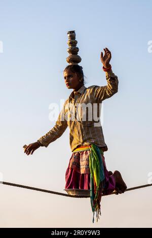 Un artiste de la ligne de jeu à la Foire de Pushkar Camel, Pushkar, Rajasthan, Inde Banque D'Images