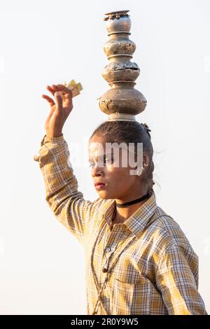 Un artiste de la ligne de jeu à la Foire de Pushkar Camel, Pushkar, Rajasthan, Inde Banque D'Images