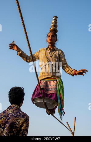 Un artiste de la ligne de jeu à la Foire de Pushkar Camel, Pushkar, Rajasthan, Inde Banque D'Images