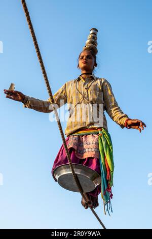 Un artiste de la ligne de jeu à la Foire de Pushkar Camel, Pushkar, Rajasthan, Inde Banque D'Images