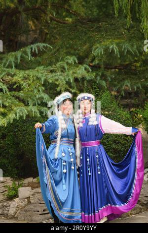 Un portrait de deux belles femmes asiatiques vêtues de costume traditionnel dans un parc public. Banque D'Images