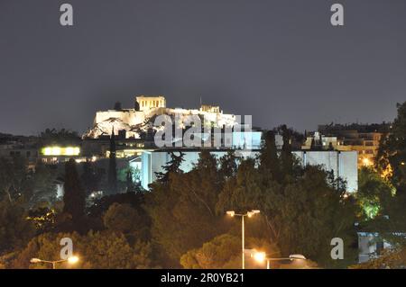 Parthénon à Athènes Grèce d'une distance dans la nuit Banque D'Images