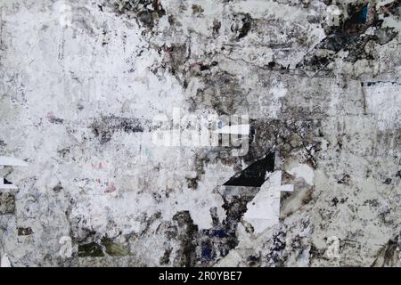 Morceaux de papier déchiré dans le vieux tableau d'affichage, fond grunge Banque D'Images