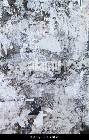 Morceaux de papier déchiré dans le vieux tableau d'affichage, fond grunge Banque D'Images