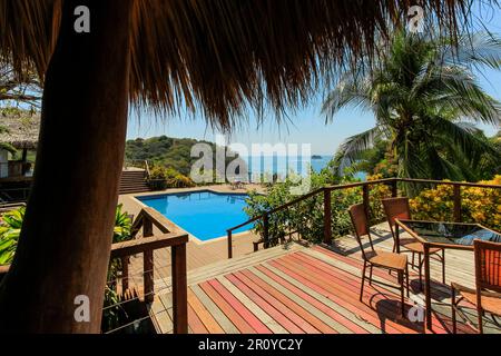 L'hôtel Guanamar dispose d'une terrasse et d'une piscine face à l'océan avec vue panoramique sur la baie de Playa Carrillo. Playa Carrillo, Samara, Guanacaste, Costa Rica Banque D'Images