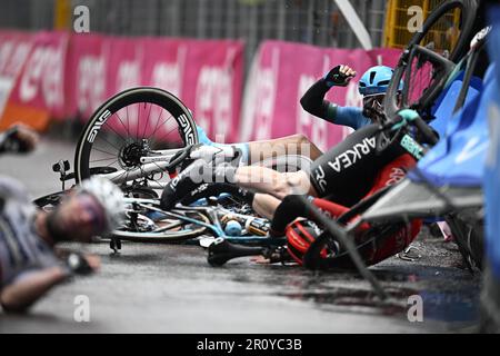 Salerno, Italie. 10th mai 2023. Plusieurs coureurs tombent pendant le sprint, près de la ligne d'arrivée de la cinquième étape de la course de 2023 Giro d'Italia, d'Atripalda à Salerno (171 km), en Italie, le mercredi 10 mai 2023. Le Giro 2023 a lieu du 06 au 28 mai 2023. BELGA PHOTO JASPER JACOBS crédit: Belga News Agency/Alay Live News Banque D'Images