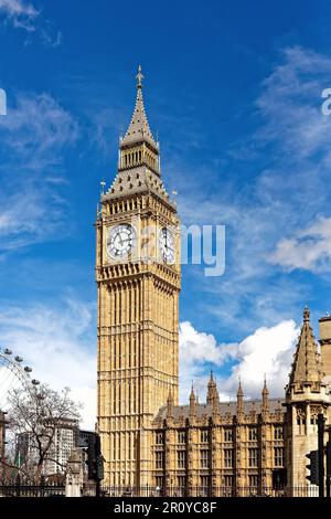 Big Ben ou Elizabeth Clock Tower après une rénovation complète le jour ensoleillé de l'été Westminster Londres Angleterre Royaume-Uni Banque D'Images