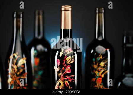 Cette image haute résolution représente les bouteilles de vin affichées dans leur intégralité, avec des détails et une clarté clairs Banque D'Images