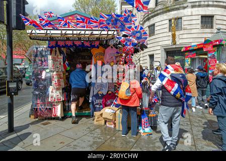 Des foules de touristes qui regardent une cabine de souvenirs colorée à Trafalgar Square lors d'un beau jour de printemps Westminster Central London England UK Banque D'Images