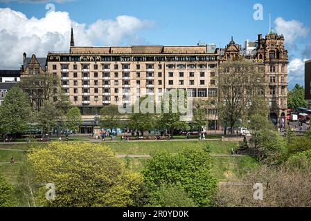 Vue sur les boutiques et les jardins de Princes Street dans la Nouvelle ville, vue depuis la vieille ville, Edimbourg, Écosse, Royaume-Uni. Banque D'Images
