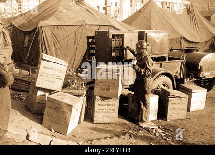 M/Sgt. George Miller choisit le sang humain pour des patients à l'hôpital chirurgical de l'Armée Mobile 8076th à Kunr-ri, Corée. Le 27 novembre 1950. Photo par le Cpl.Fred le riz. (Armée) Banque D'Images