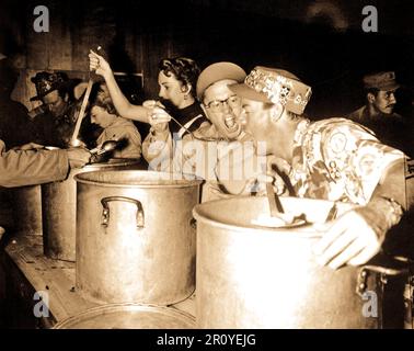 Movie star Mickey Rooney et membres de son usage voir plaisanter avec des troupes sur la ligne de Chow. Le 12 octobre 1952. Photo par le Cpl. John Scoblic. (Marine Corps) Banque D'Images
