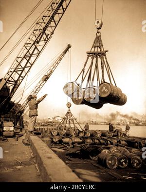 Une vue sur le largage du carburant de l'ONU à Inchon, Corée du port. Des centaines de fûts de carburant sont soulever et déplacer avec des grues à partir d'un pétrolier sur le sol. Le 7 mars 1952. Photo par G. Dimitri Boria. (Armée) Banque D'Images