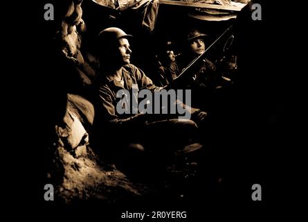 Les fantassins du 27e Régiment d'Infanterie, près de Heartbreak Ridge, avoir l'avantage de la couverture et de la dissimulation dans des positions de tunnel, 40 yards des communistes. 10 août, 1952. Banque D'Images