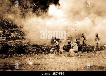 ÉTATS-UNIS Marines lance un barrage de 4,5 roquettes contre les communistes chinois dans les combats coréens. Env. 1951. Banque D'Images