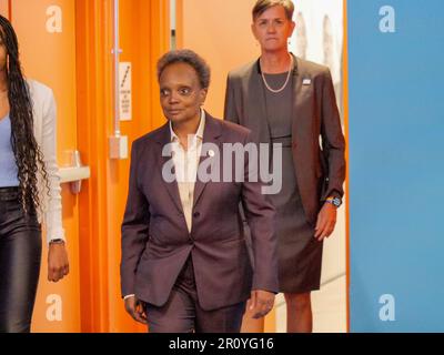 Chicago, Illinois, États-Unis 8th mai 2023. Lori Lightfoot, maire sortant de Chicago, entre dans l'auditorium avec sa femme Amy Eshleman, au centre de construction du quartier d'Austin avant de donner une adresse d'adieu. Banque D'Images