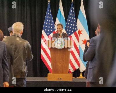 Chicago, Illinois, États-Unis 8th mai 2023. Lori Lightfoot, maire sortant de Chicago, reçoit une ovation debout avant de donner une adresse d'adieu au Build Center dans le quartier d'Austin. Banque D'Images