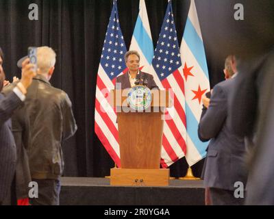 Chicago, Illinois, États-Unis 8th mai 2023. Lori Lightfoot, maire sortant de Chicago, reçoit une ovation debout avant de donner une adresse d'adieu au Build Center dans le quartier d'Austin. Banque D'Images