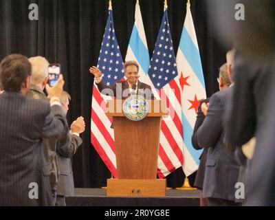 Chicago, Illinois, États-Unis 8th mai 2023. Lori Lightfoot, maire sortant de Chicago, reçoit une ovation debout avant de donner une adresse d'adieu au Build Center dans le quartier d'Austin. Banque D'Images