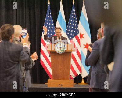 Chicago, Illinois, États-Unis 8th mai 2023. Lori Lightfoot, maire sortant de Chicago, reçoit une ovation debout avant de donner une adresse d'adieu au Build Center dans le quartier d'Austin. Banque D'Images