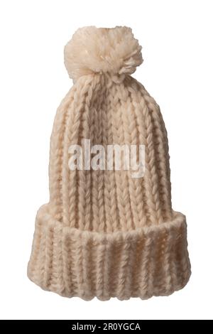 Bonnet beanie beige chaud avec pompon isolé sur fond blanc. Banque D'Images