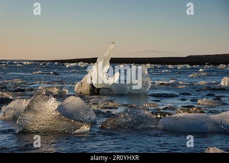 Divers morceaux de petite glace flottante dans un plan d'eau Banque D'Images