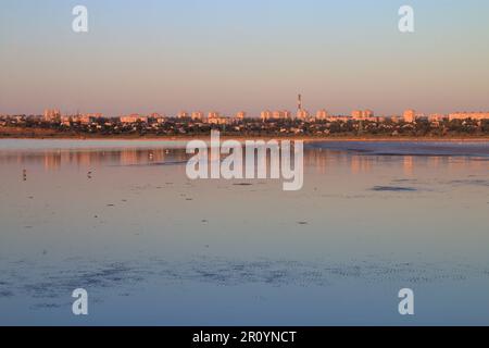 La photo a été prise à l'estuaire de Kuyalnitsky dans la ville d'Odessa. Sur la photo, la silhouette de la ville dans les rayons du soleil couchant. Banque D'Images