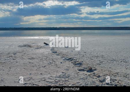 La photo a été prise en Ukraine à l'automne. La photo montre la côte morte de l'estuaire près d'Odessa, recouverte de sel. Il semble que la côte l'est Banque D'Images